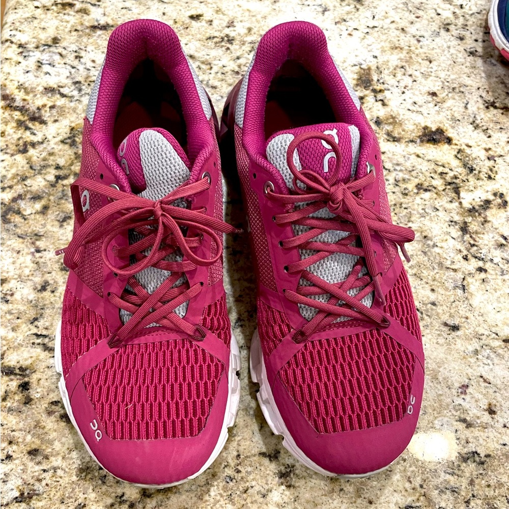 On running tennis shoes; cloud flyer; magenta/mulberry